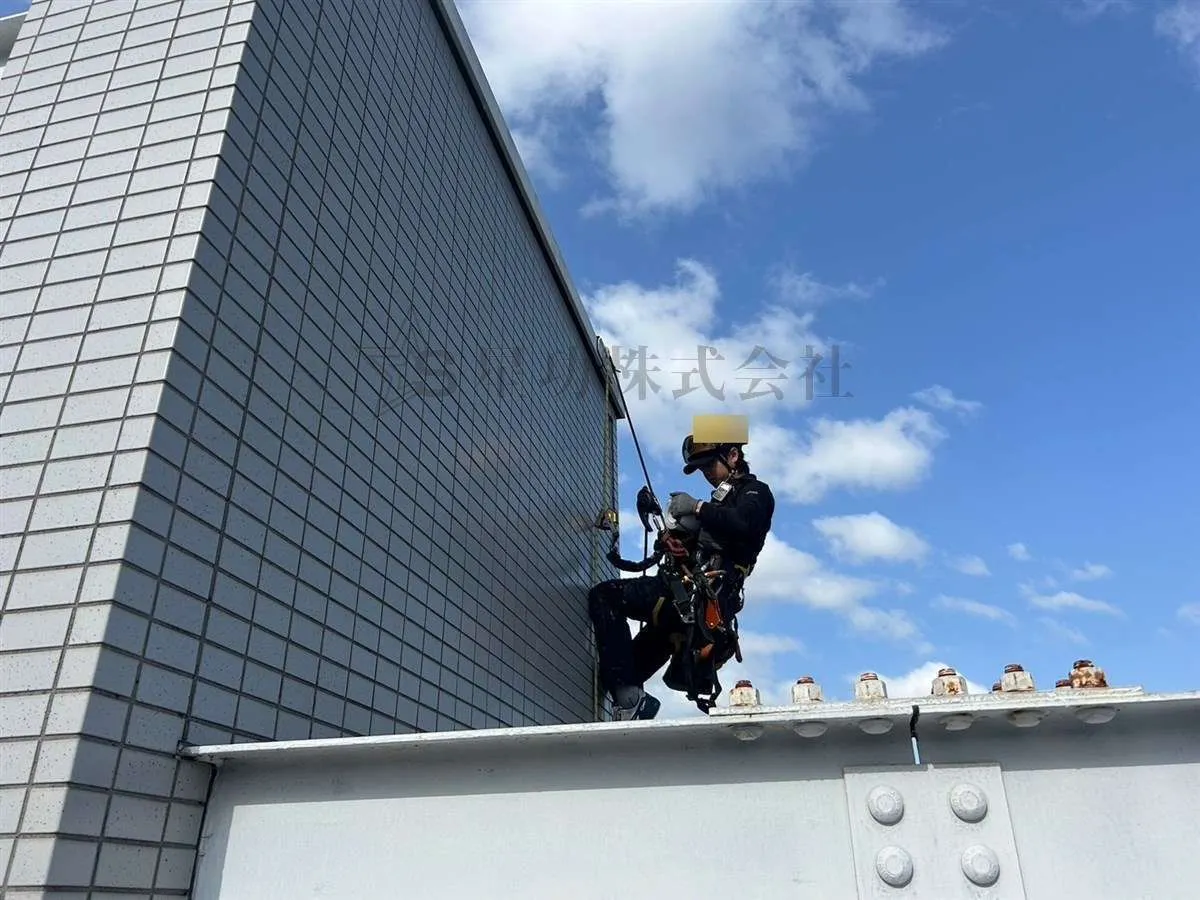 ロープアクセス工法で狭いスペースでも点検・補修が可能に！