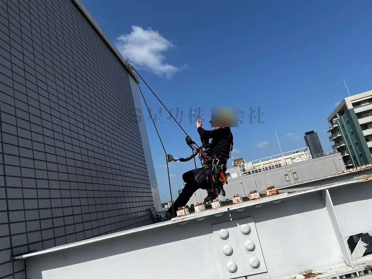 【大阪市港区】ロープアクセスで大規模マンションのタイル剥落部の応急対策！