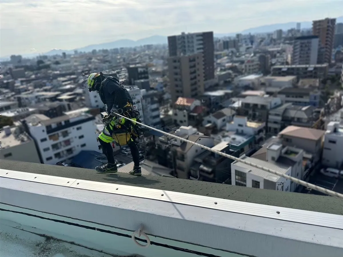 大規模修繕工事でも活躍！無足場【ロープアクセス工法】による修繕工事