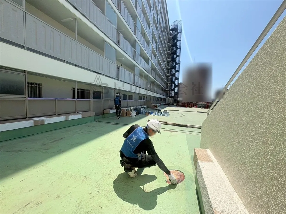 【マンション大規模修繕】屋上防水＿防水塗装前の『膨れ』補修作業