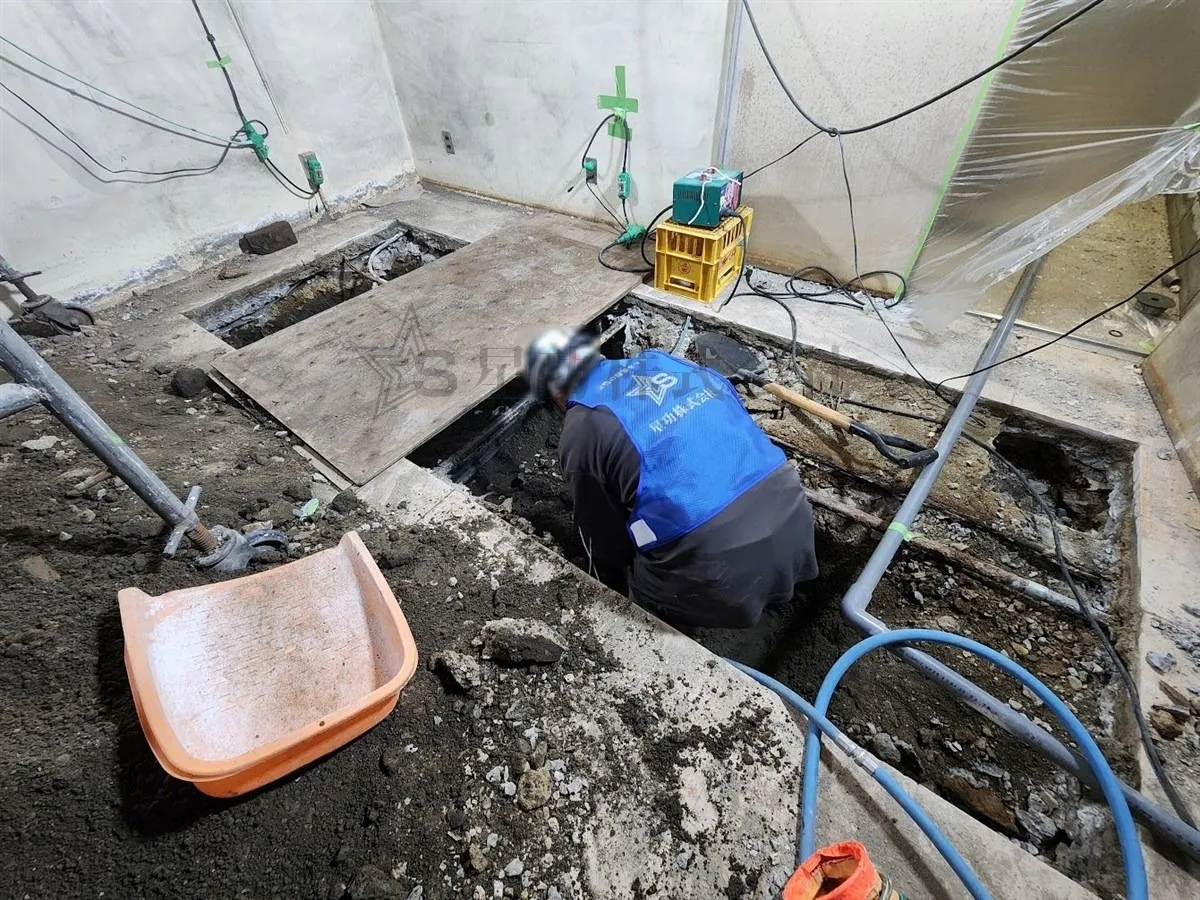 大阪市内の大規模マンションで共有部分の排水管更新工事｜店舗内での掘削・斫り作業を安全第一で実施