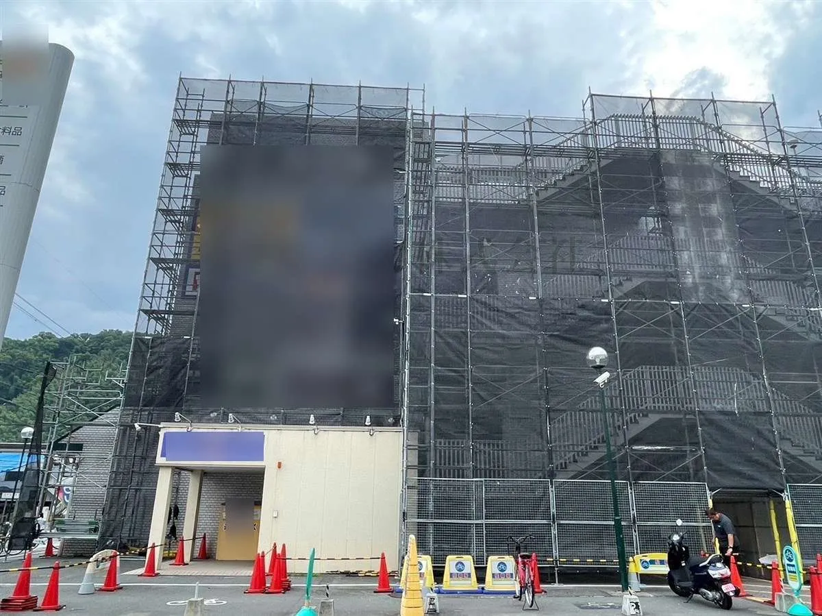 大東市【商業施設・大規模修繕工事】足場設置が完了しました 