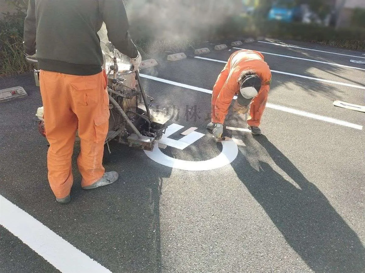 駐車場のライン(白線)更新工事をしました！