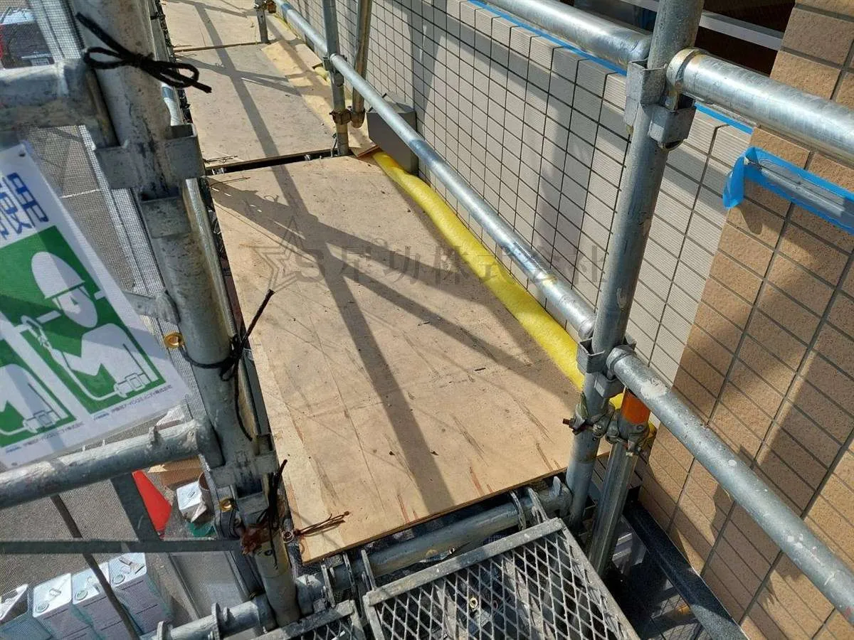足場の作業床と外壁の隙間をなくしています
