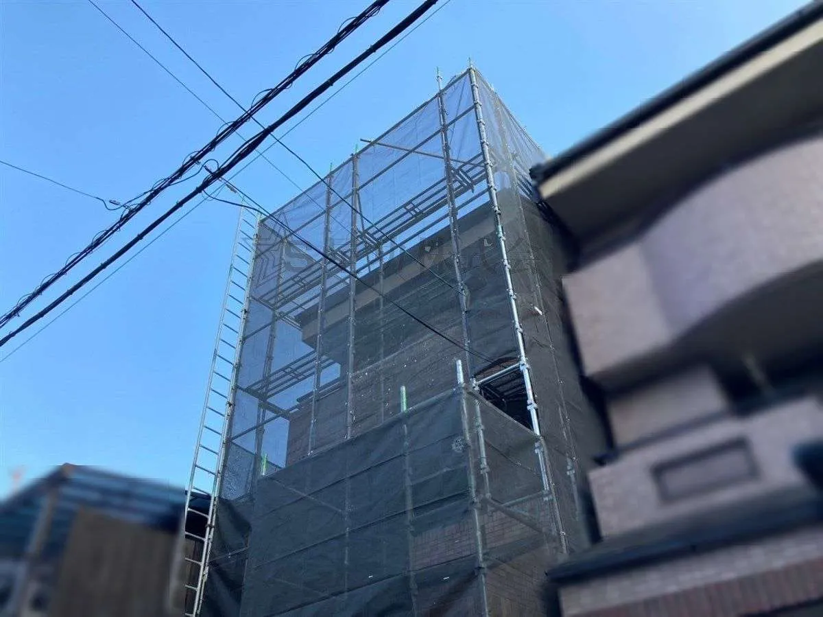 現場がスタートしました (近隣様へのご挨拶・足場組立)