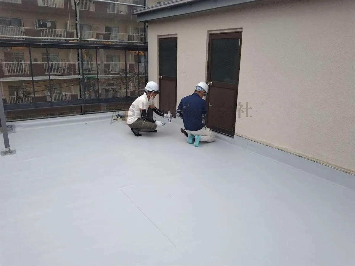 オフィスビルの屋上防水工事が始まりました！