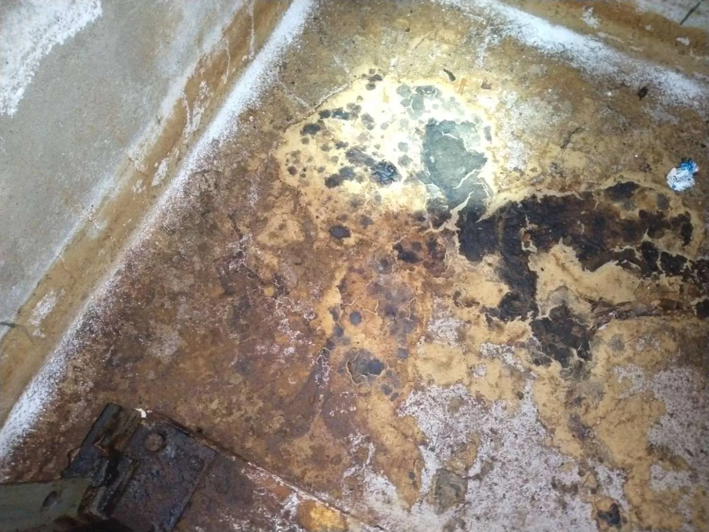 エレベータピットの漏水被害（止水工事）