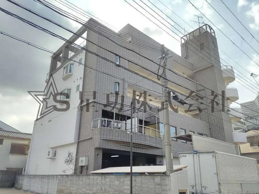 大規模修繕工事に伴い近隣様占有道路の高圧洗浄を行いました！（大阪市・Sビル）