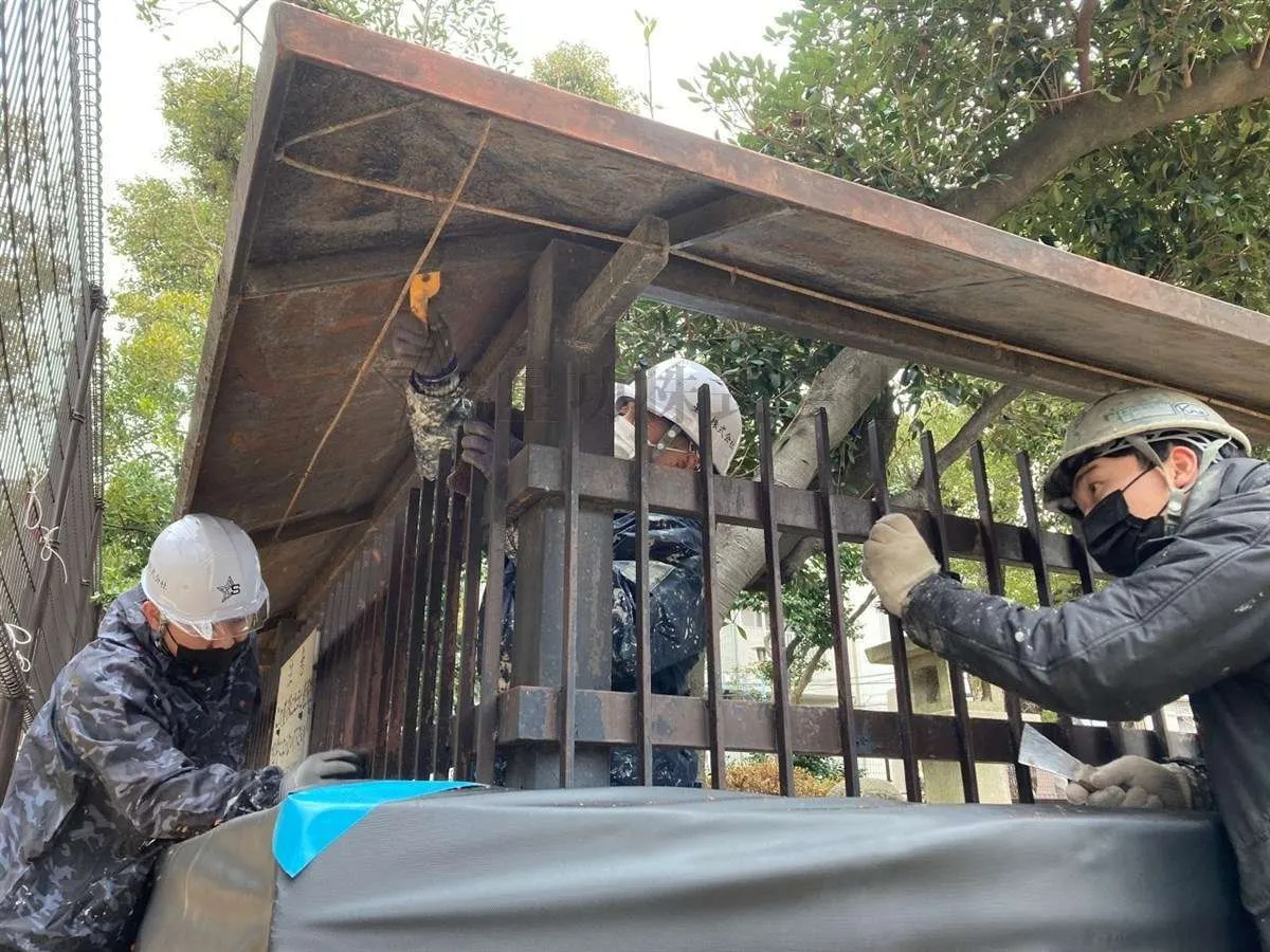 侵入柵の塗装工事が始まりました（阿倍野区・鉄部塗装）