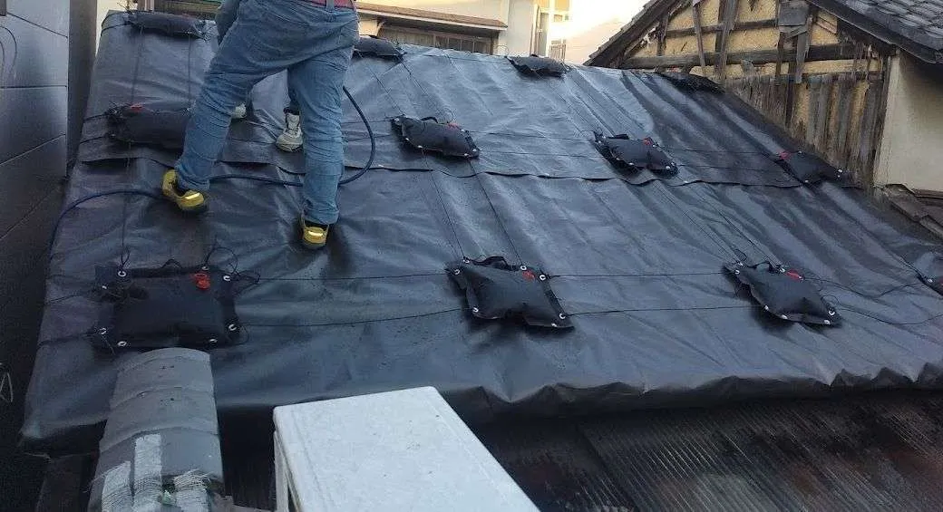 瓦屋根から雨漏り／シートを使用した雨養生へ行ってきました（屋根防水工事）