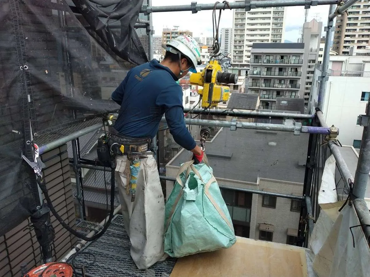 屋上建築物の解体工事をしております