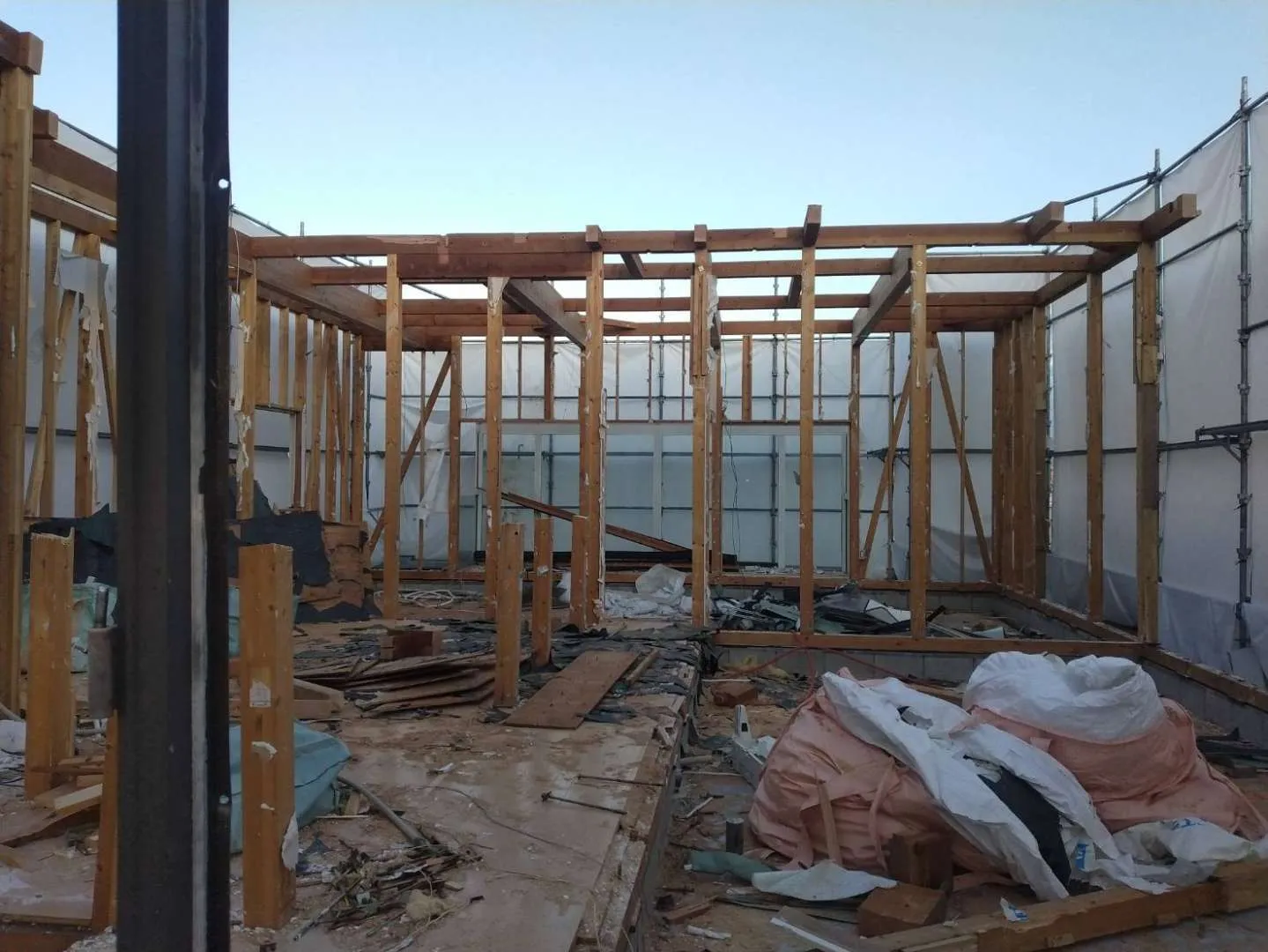 屋上建築物の解体工事が順調に進んでいます！