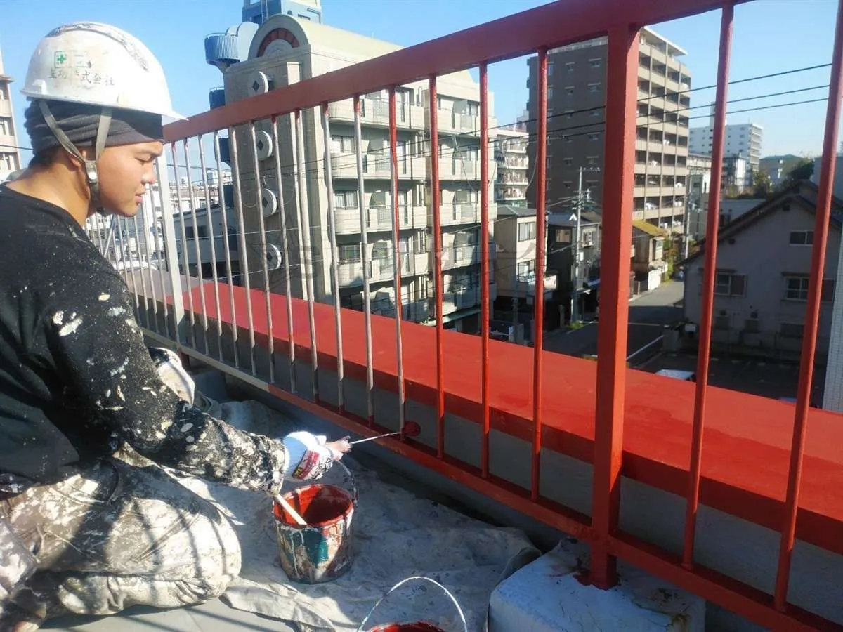 手すり・笠木部分の塗装工事（鉄部塗装・防水工事）