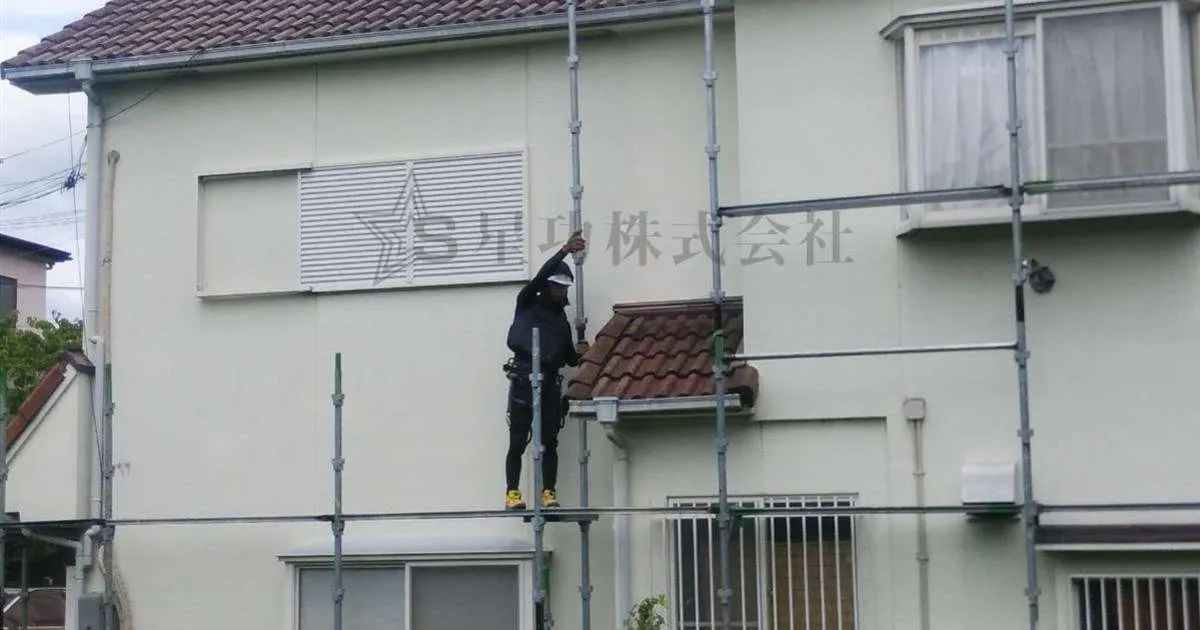 新しい現場の足場組立が始まりました（遮熱塗料・屋根塗装・外壁塗装工事）