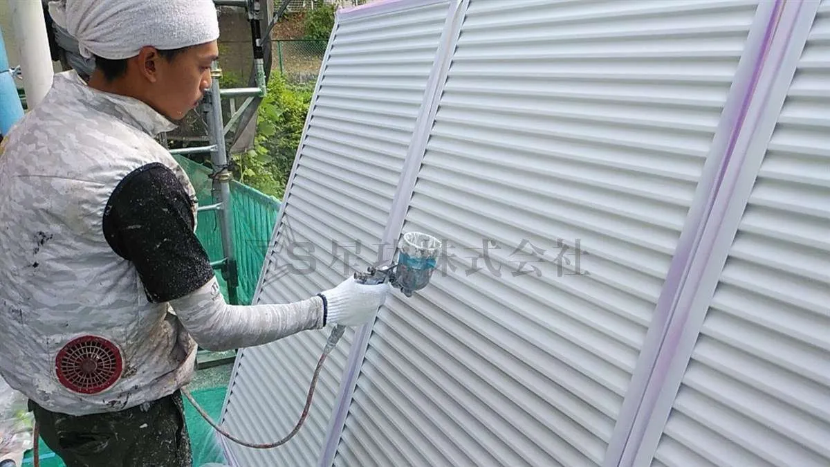 雨戸の塗装工事中です！