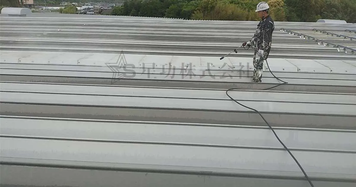 ガルバリウム鋼板の屋根塗装工事・高圧洗浄　(工場・倉庫)