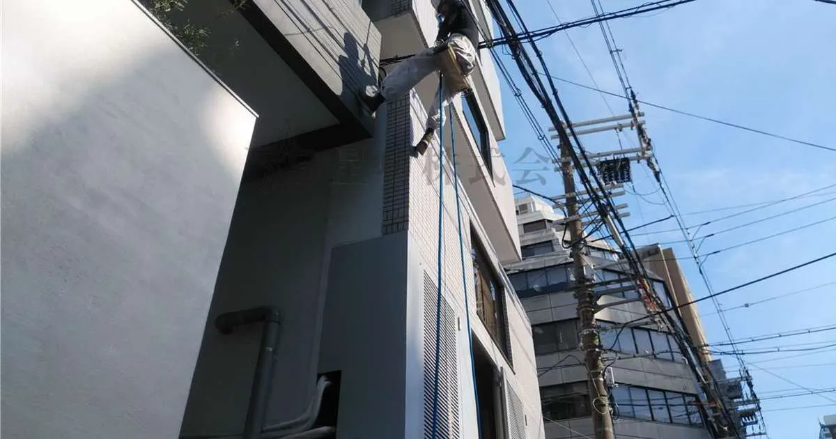 Ｊビル・雨漏りによる漏水調査・補修工事①  (大阪市西区・ブランコ作業)