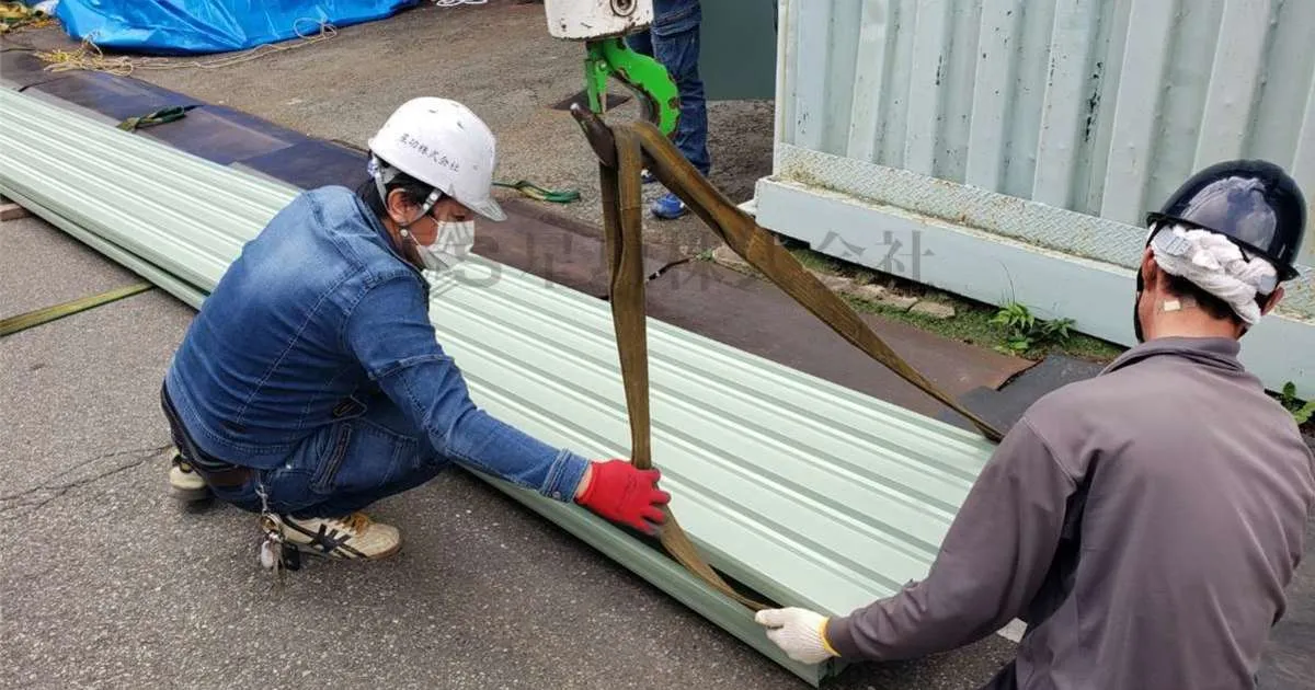 工場の屋根工事に使用する資材の【荷揚げ】をしました！