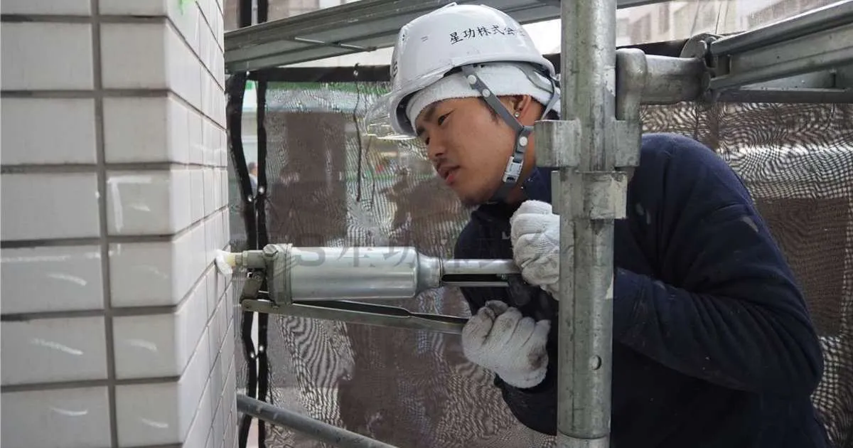 外壁タイルの補修工事中です（大阪市・オフィスビル）