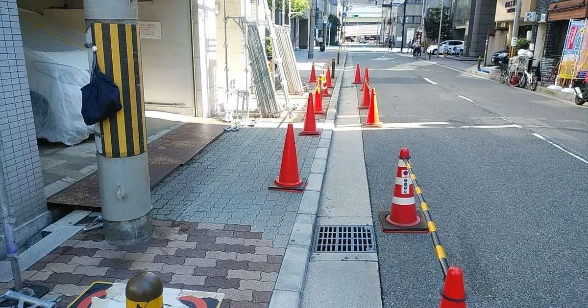 オフィスビルの〔外壁改修工事〕が始まりました**