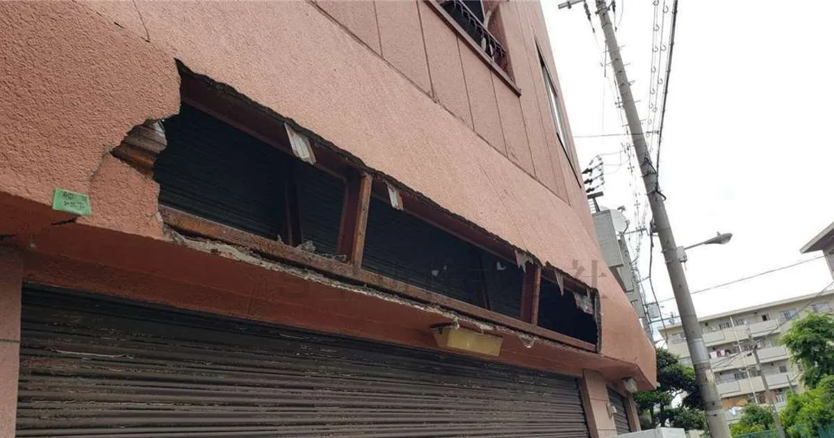 【雨漏り】看板・外壁落下の事故発生